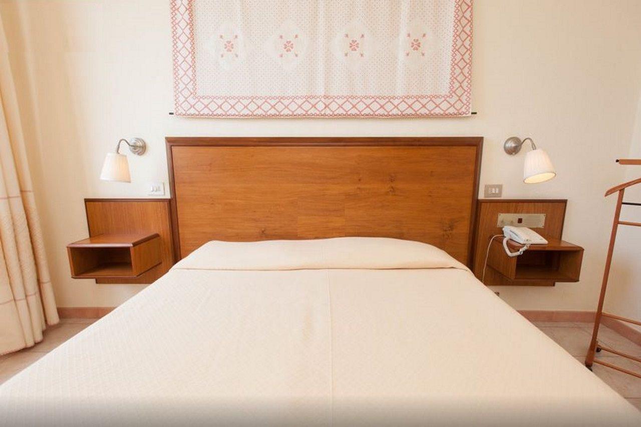 Hotel Califfo Quartu SantʼElena Buitenkant foto